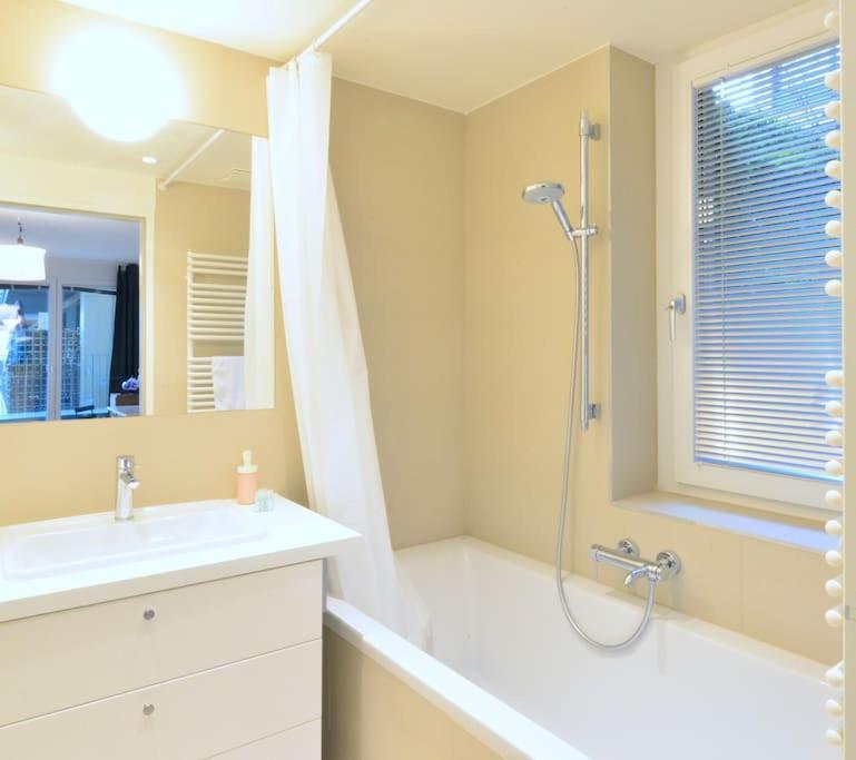 Spacious And Close To Center *