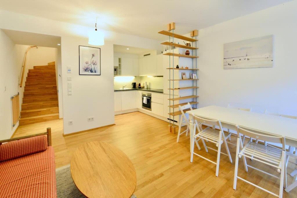 Spacious And Close To Center Wien